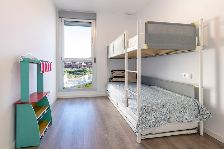 Bunk bed for 3 children. Extra bed is under the bottom bed. Matrasses are 90x200 cm.
