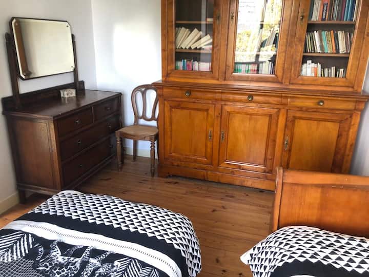 ห้องนอนพร้อมเตียงเดี่ยว 2 หลัง