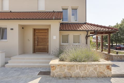 Popular Airbnb listing: Cozy & Stylish Apartment close to Beach (3 min) in Općina Tribunj