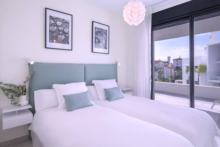 Starehe ya mwisho na ufikiaji wa moja kwa moja wa mtaro unakusubiri katika vyumba vyote viwili.