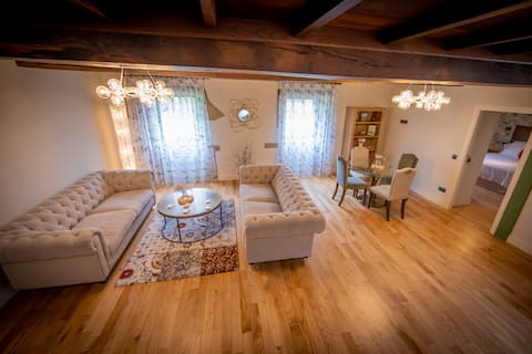 Group of 12 people, heated pool & jacuzzi