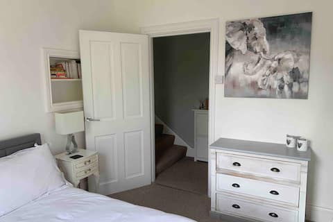 Bright 1-bed apartment with on-site parking