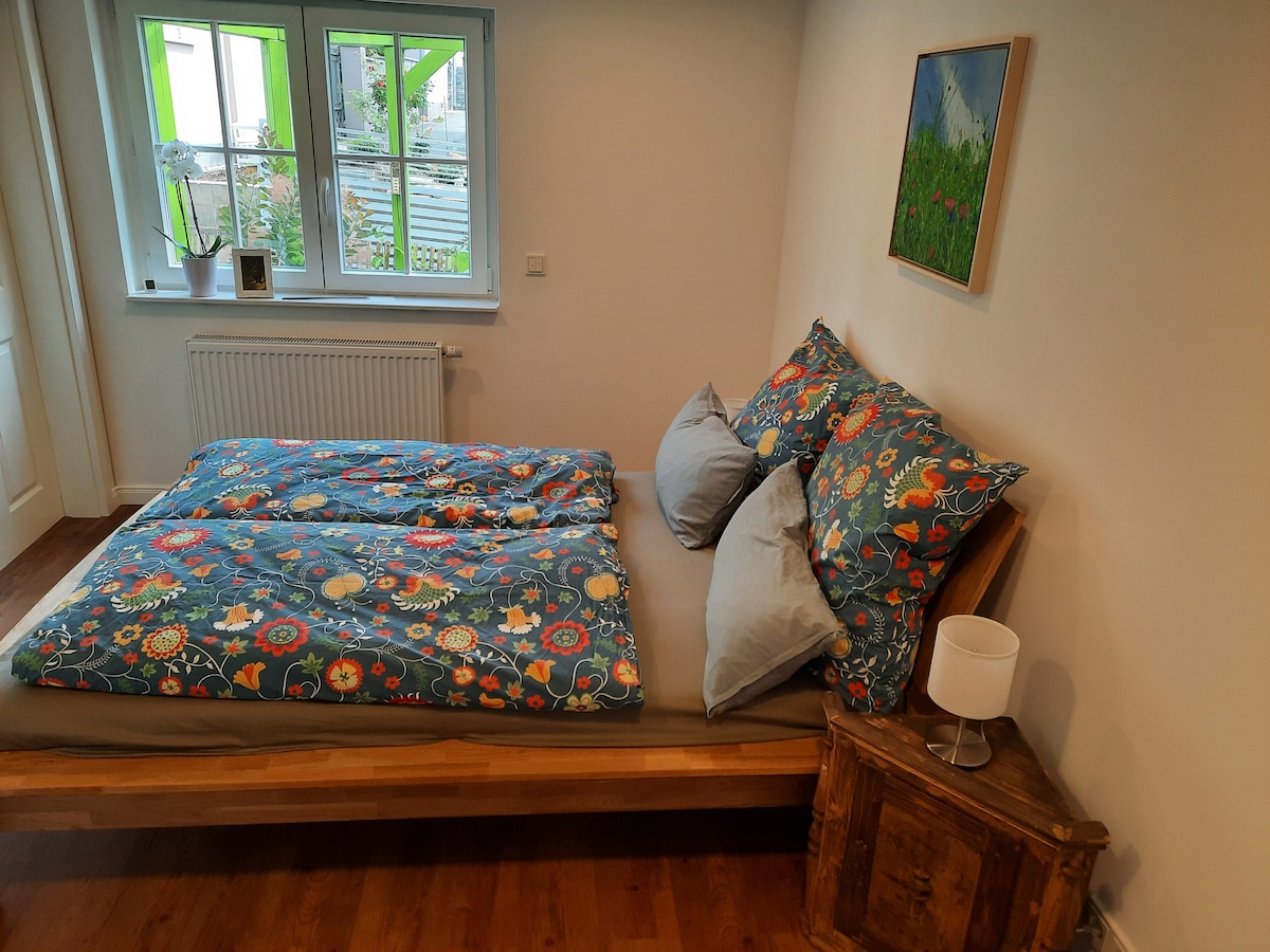 Удобниот кревет (140x200) во спалната соба.