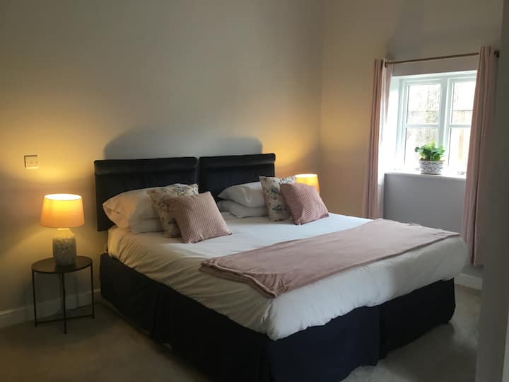 舒适的床，可换成超级加大双人床或两张单人床。