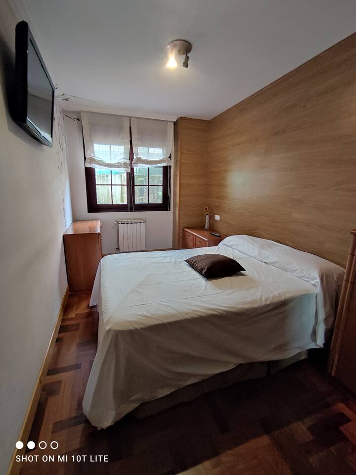 СТАЯ С ТЕЛЕВИЗОР и ПОВЕЧЕ ОТ 200 телевизионни КАНАЛА MOVISTAR и TELECABLE. Също така Netflix и много други.