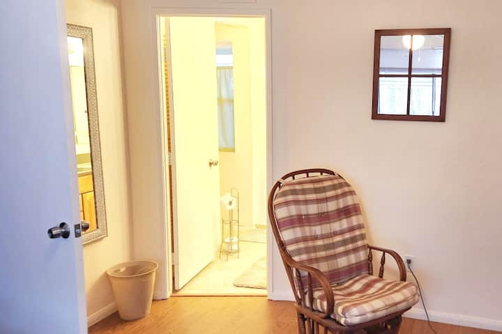 Погледнете банята от стаята си. Прозорец на банята. 