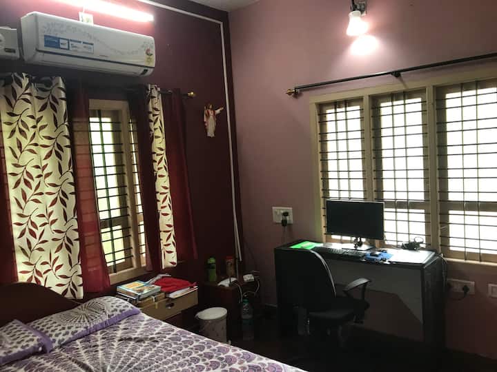 Druhá spálňa s manželskou posteľou Queen. Pracovný priestor s monitorom a súpravou kancelárskych stoličiek. K dispozícii máme jednu skriňu a zásuvku. 1 klimatizácia, 1 ventilátor a 2 svetlá.