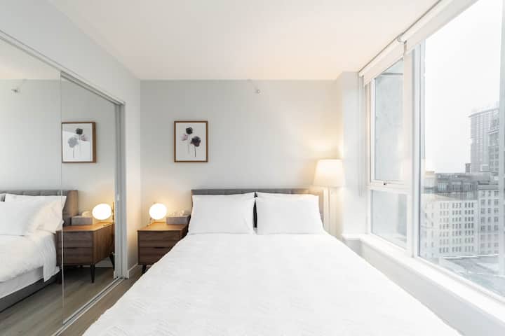 Dhomë gjumi me horizont të qytetit dhe pamje nga mali