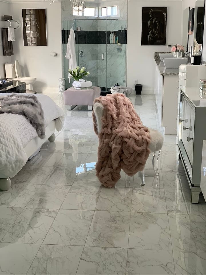 Master Suite na kitanda cha ukubwa wa King, kufanya ubatili na jacuzzi. 