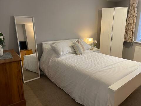 Spacious & stylish private studio