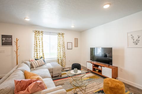 Top performing Airbnb: Townhome w/ Garage By Hill AFB, Lagoon, #1 rated in Ogden / Clearfield