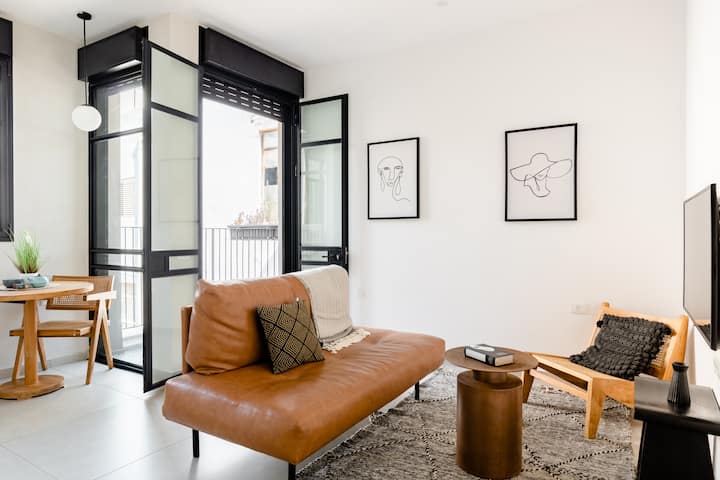 Superior 1br Apt. | King Bed | Balcony | Elevator - Tel Aviv-Yafo