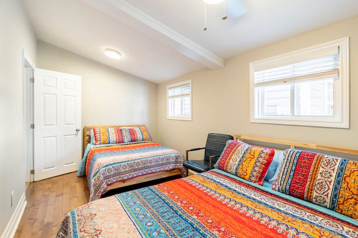 ห้องนอน 2 พร้อมเตียงควีนไซส์และเตียงคู่