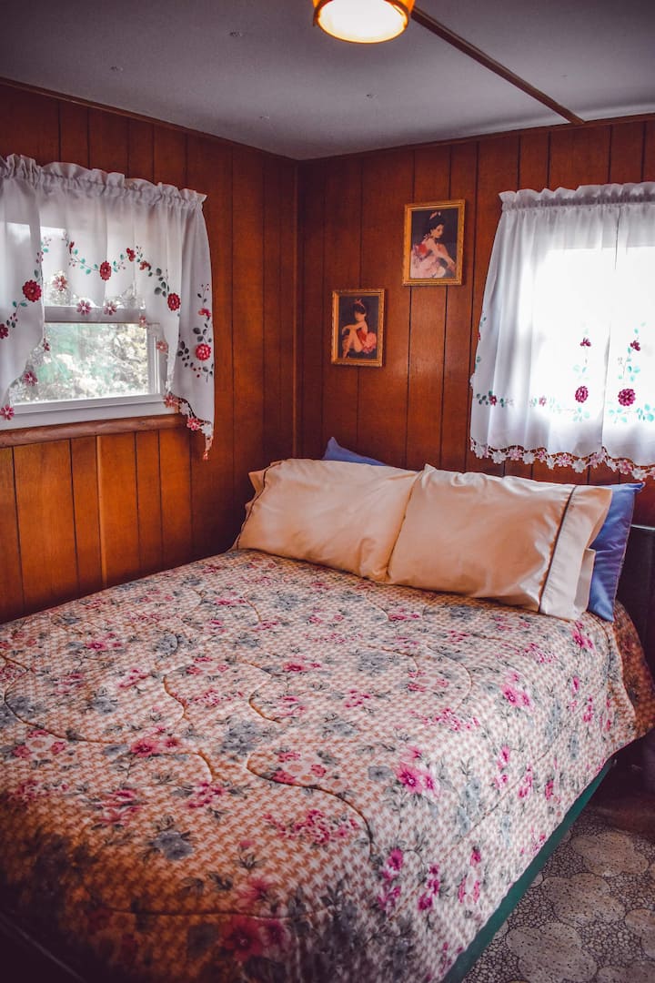 进入前门时，右侧是北卧室：全尺寸床、Sealy姿势素床垫套装；配有床垫、防护、拉链床垫套和拉链枕套。