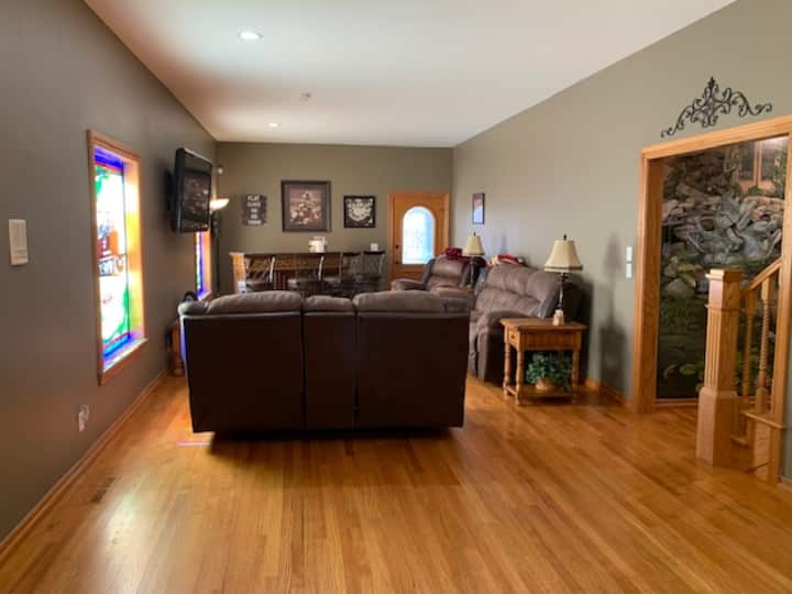 The Men 's Den is for all the Gentlemen in the party. Zhromaždite sa na drink a na ten futbalový zápas všetci umierajú túžbou pozerať! 