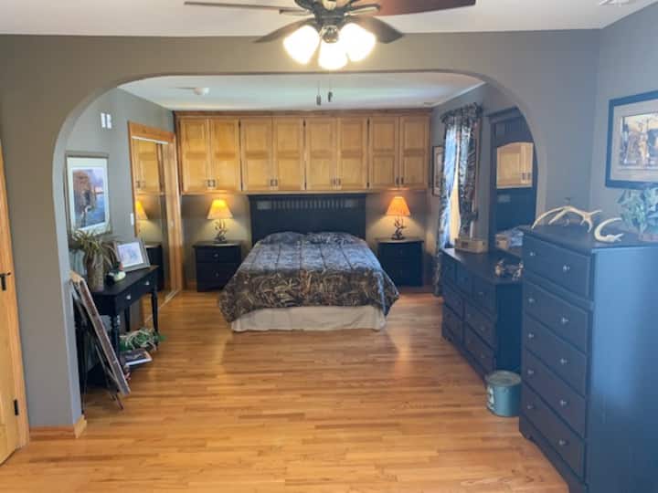 Apartmán Hunter má vlastnú kúpeľňu s prístupom do vírivky. Táto izba je vybavená vlastným balkónom s výhľadom na oblasť Joplin Wall Street. 