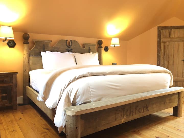 Relaksohu në rehati. Dhoma e madhe e gjumit "King" ka dysheme druri, dy dritare, një karrige ndenjjeje dhe një banjë brenda saj. Shtroja krevati të markës Luxury Comphy.