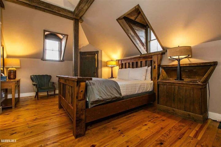 Relaksohu në rehati. Dhoma e madhe e gjumit "Queen" ka dy dritare, dysheme druri, një hapësirë për t 'u ulur dhe një banjë brenda saj. Shtroja krevati të markës Luxury Comphy.