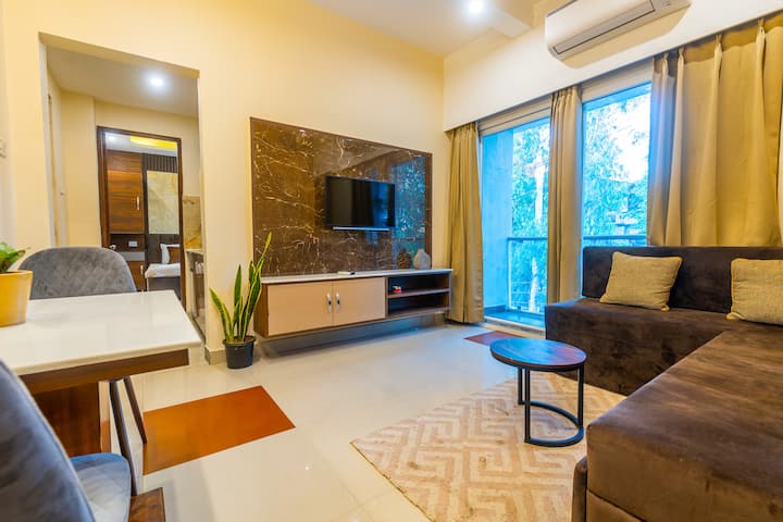 Dnevni boravak s Smart TV-om, kaučem na razvlačenje i blagovaonicom 