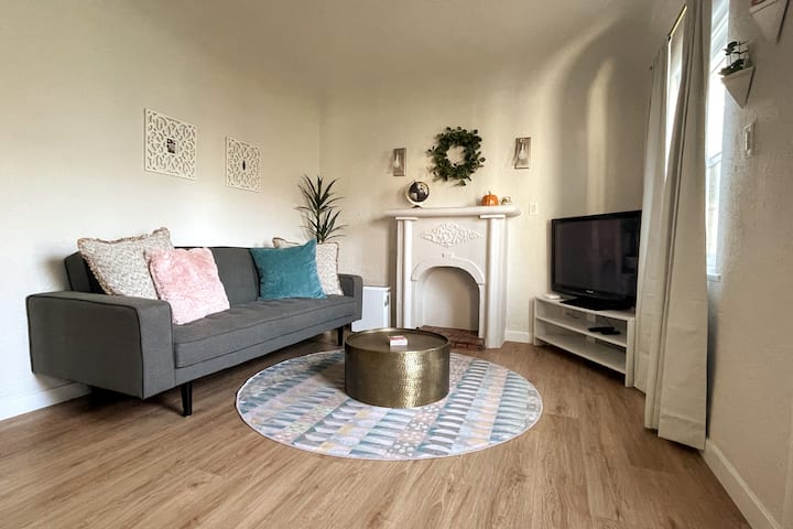 Detached Guesthouse W/d + Parking - Culver City, CA