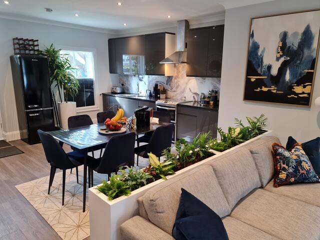 Large 200 SqM Townhouse- Near Imperial War Museum gallery image 2