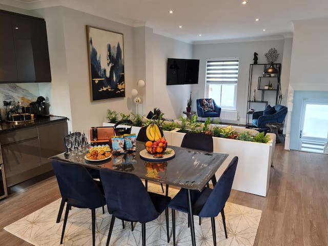 Large 200 SqM Townhouse- Near Imperial War Museum