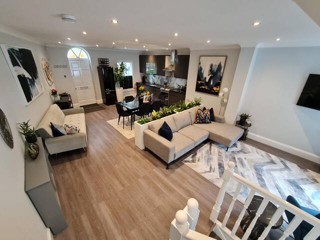 Large 200 SqM Townhouse- Near Imperial War Museum gallery image 3