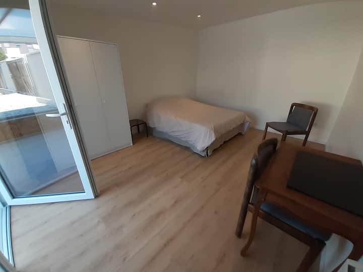 ห้องนอน 3: เตียง 140 x 190, ตู้เสื้อผ้า, โต๊ะทำงานขนาดเล็ก