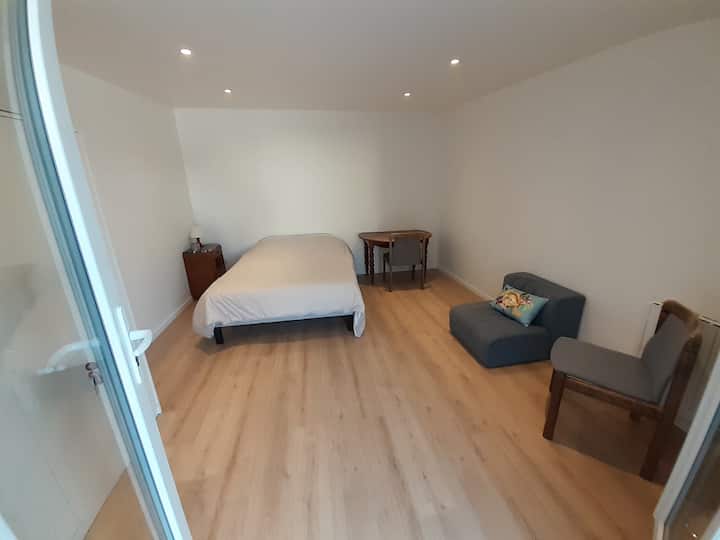 ห้องนอน 1: เตียง 140 x 190, โต๊ะกลมแบบแยกส่วน, ตู้เสื้อผ้า 