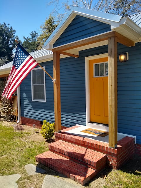 Popular Airbnb listing: The Cottage in Fayetteville