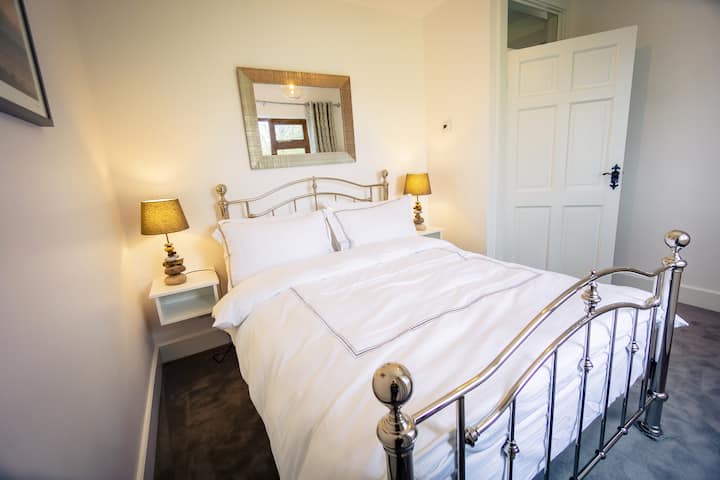 Camera da letto 1 luminosa e accogliente, dotata di biancheria da letto appena stirata. 