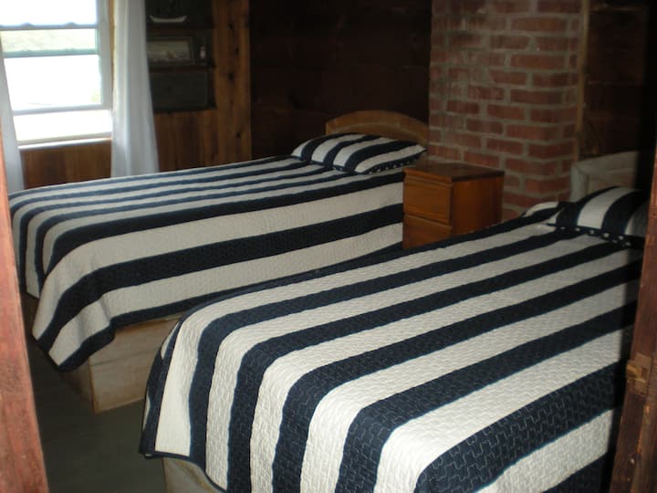 Спална соба на горниот кат со поглед на река и клима уред