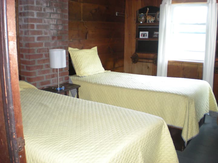 Спална соба на вториот кат со поглед на река