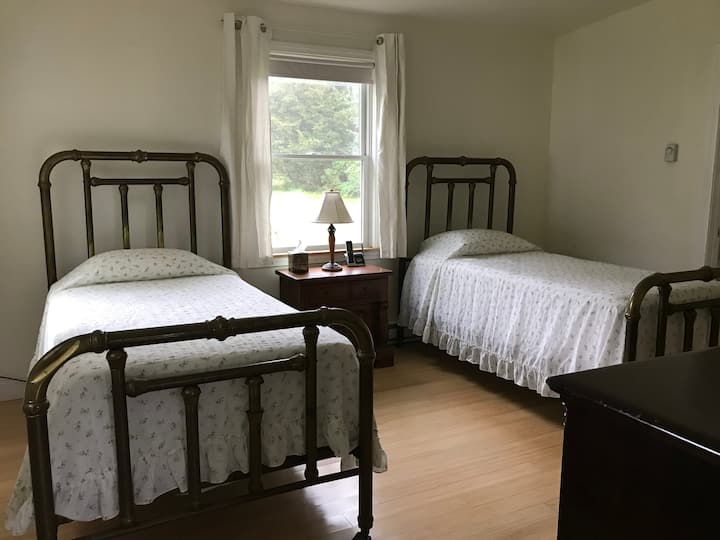 Главната спална соба на првиот кат има затворена и целосна бања