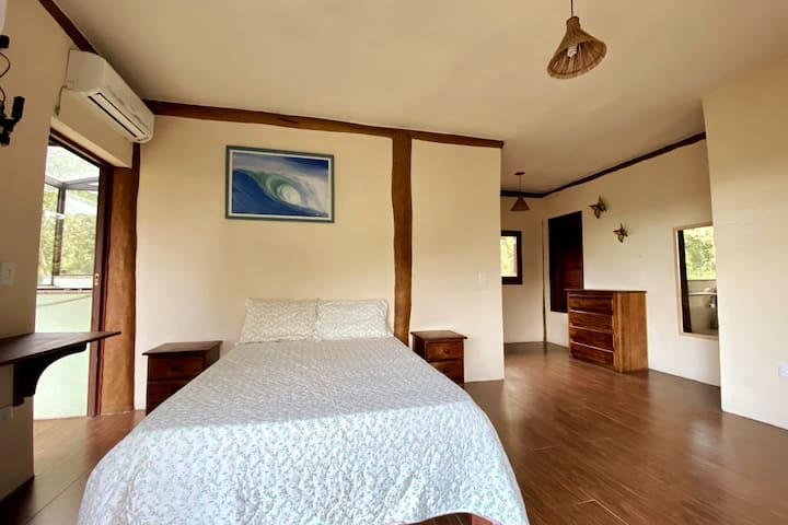 סוויטת הורים, בקומה הגבוהה ביותר בבית. עם נוף מועדף. סוויטה עם מיזוג אוויר.