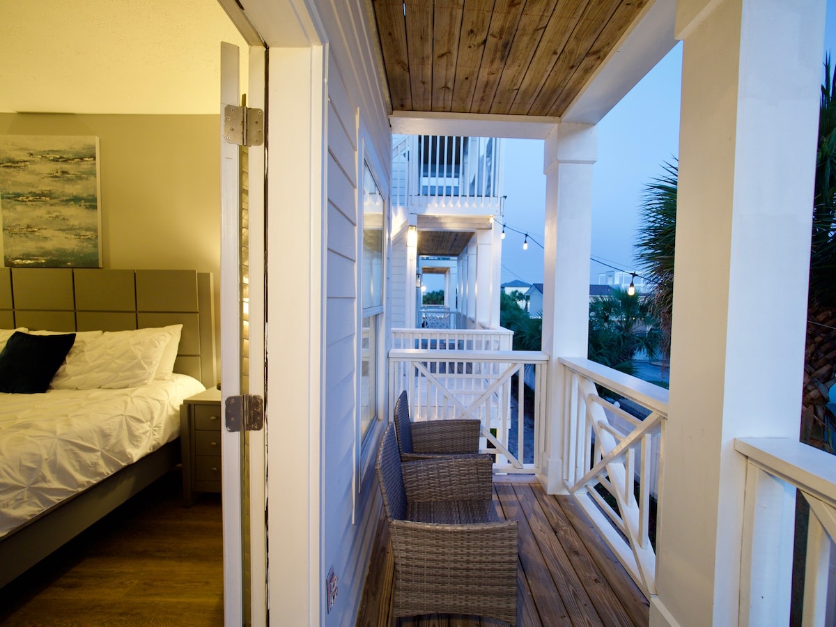 二楼加大双人床主卧，带私人露台，可欣赏日落和泳池景观，聆听瀑布