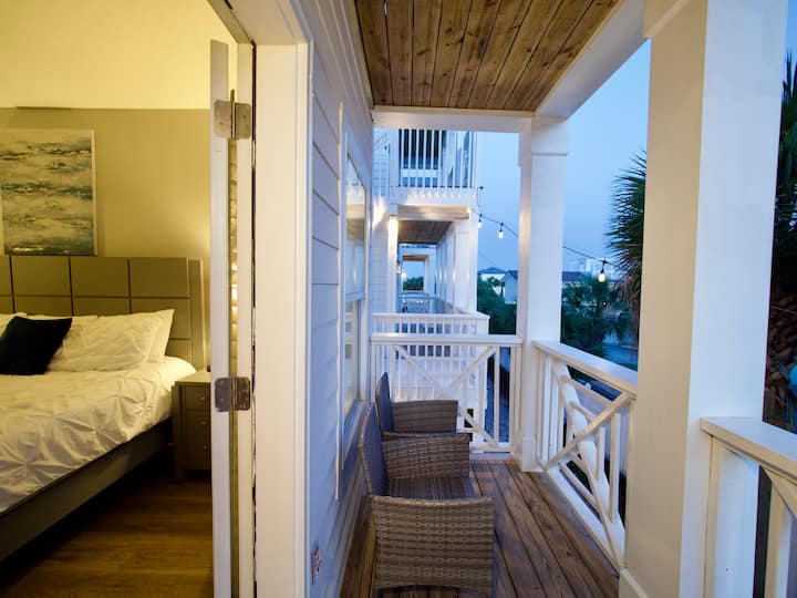 Maître de lit King Size au deuxième étage avec terrasse privée pour profiter des couchers de soleil et de la vue sur la piscine et écouter la cascade