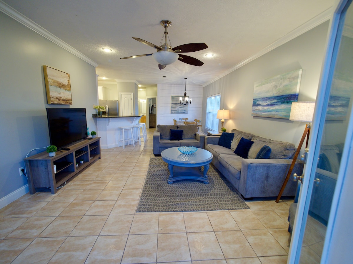 一楼一楼通道，无台阶即可抵达停车场、入口、厨房、客厅和餐厅，主卧配备全功能卫生间，带洗衣房 