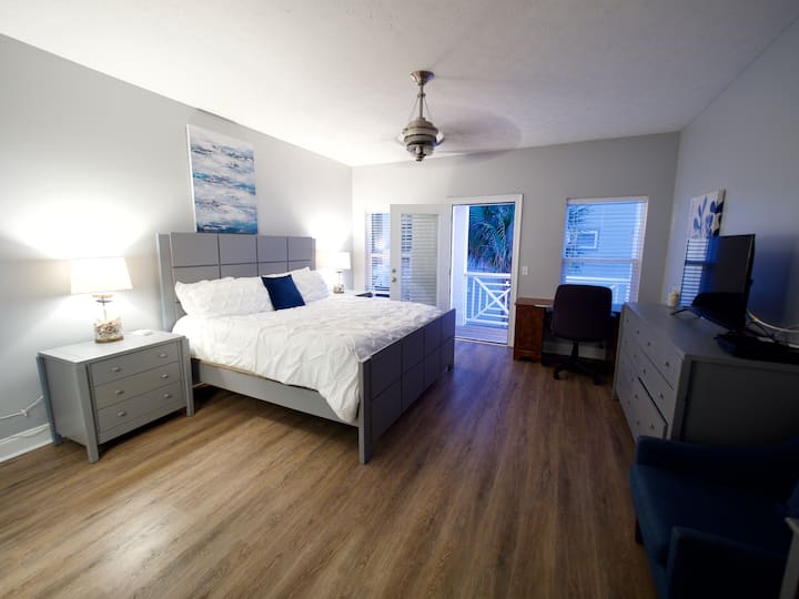 Maître de lit King Size au deuxième étage avec terrasse privée et salle de bain attenante avec lavabos doubles, baignoire de jardin et dressing avec douche à l'italienne