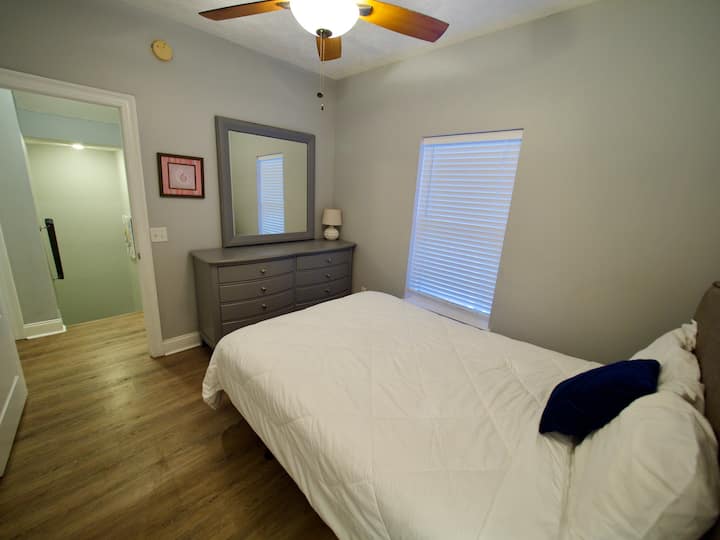 Chambre Queen au deuxième étage et salle de bain avec lit Queen Size