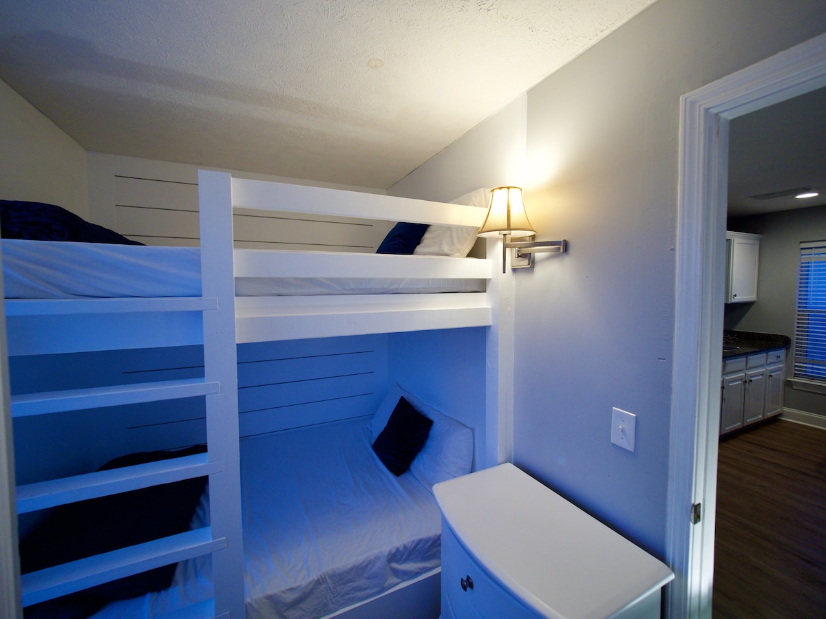 三楼标准双人床双层床客房，可欣赏海景，与2米宽双人床卧室共用卫生间