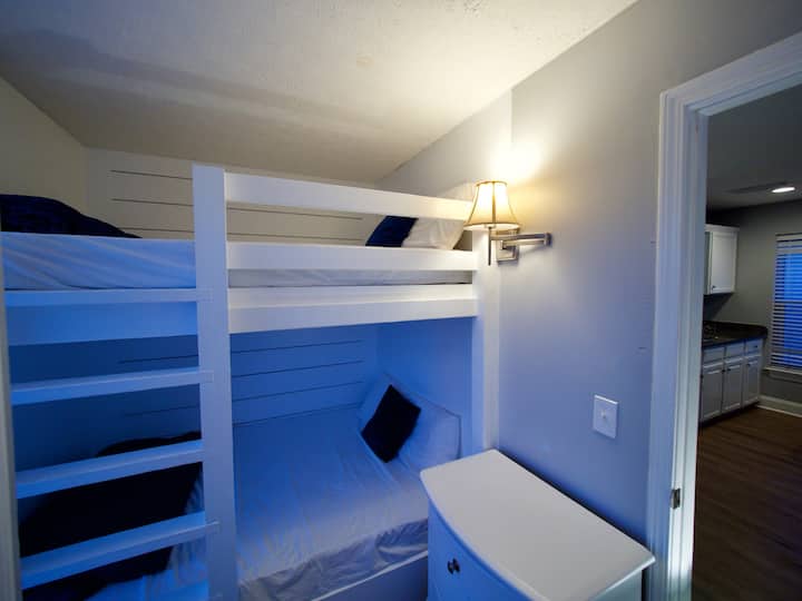 Queen Size au troisième étage d'une chambre avec lit Queen Size avec vue sur l'océan et salle de bain avec chambre King