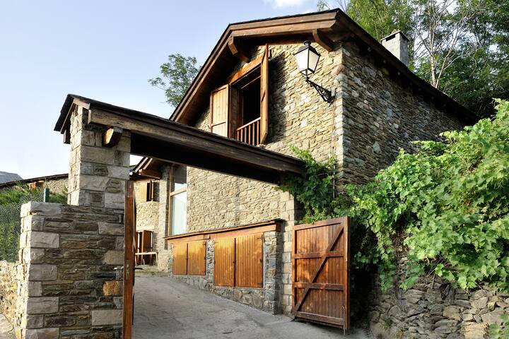 La Caseta de Queixans con chimenea