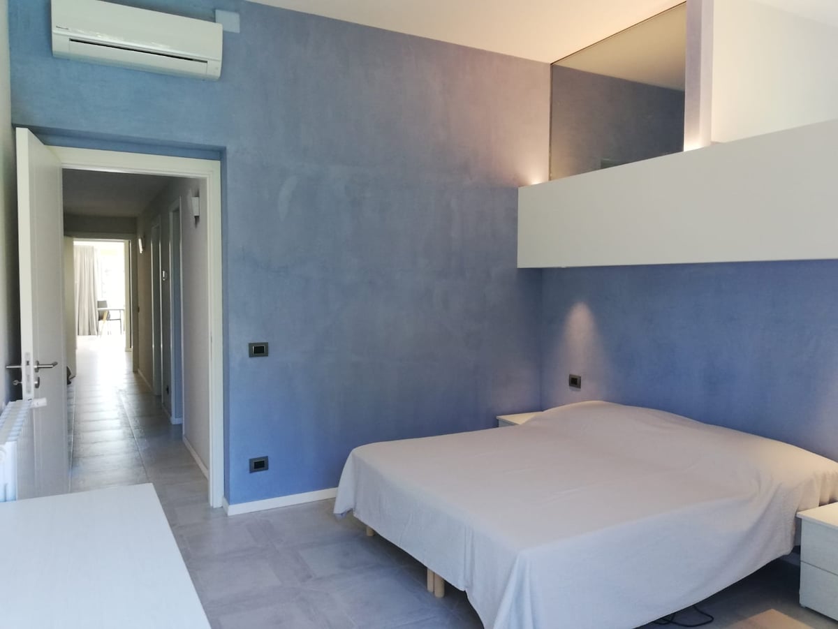 غرفة زرقاء بسرير مزدوج/غرفة زرقاء بسرير مزدوج