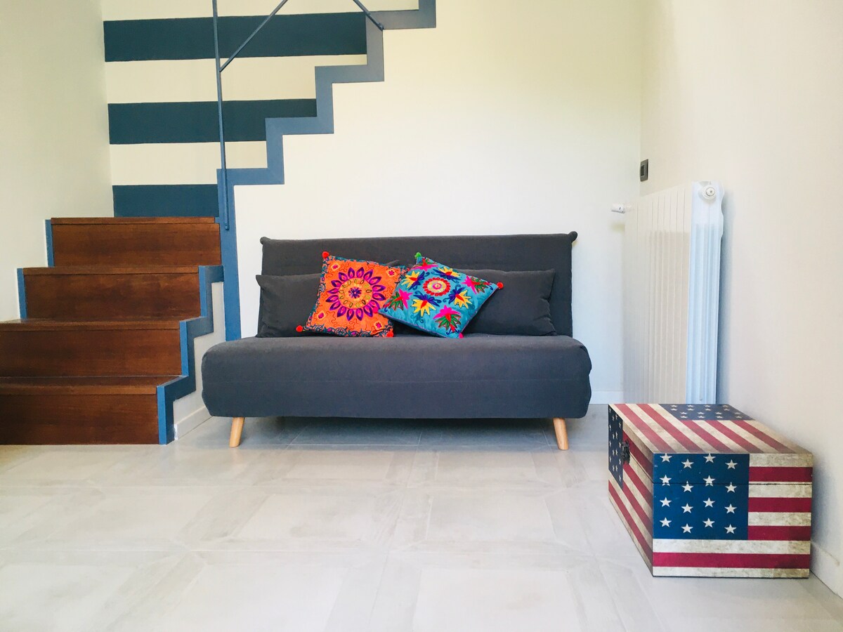 غرفة من طابقين مع سرير أريكة/ غرفة نوم على مستويين مع أريكة نوم