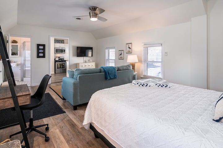 Celý váš úkryt zahŕňa plne zásobenú kuchyňu v plnej veľkosti, vlastnú kúpeľňu, pohodlnú pohovku, inteligentnú televíziu, súkromný pracovný priestor a prémiový matrac.