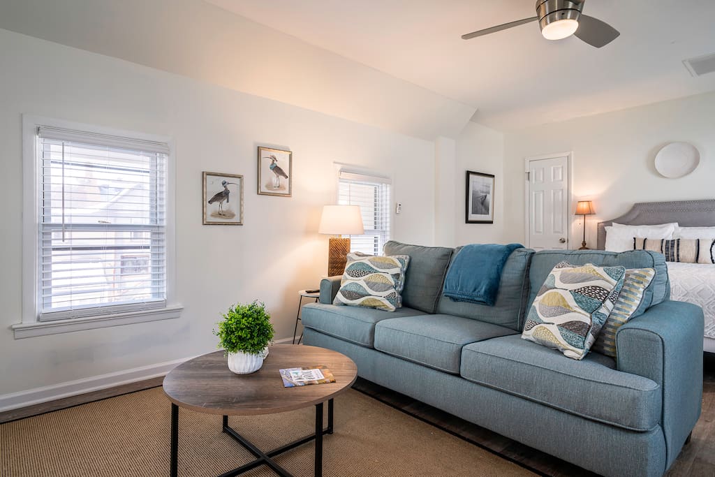 Airbnb Quaint Studio Apartment near Lake Ontario and Park