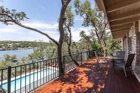 Cheerful 3-bedroom lake house with pool
