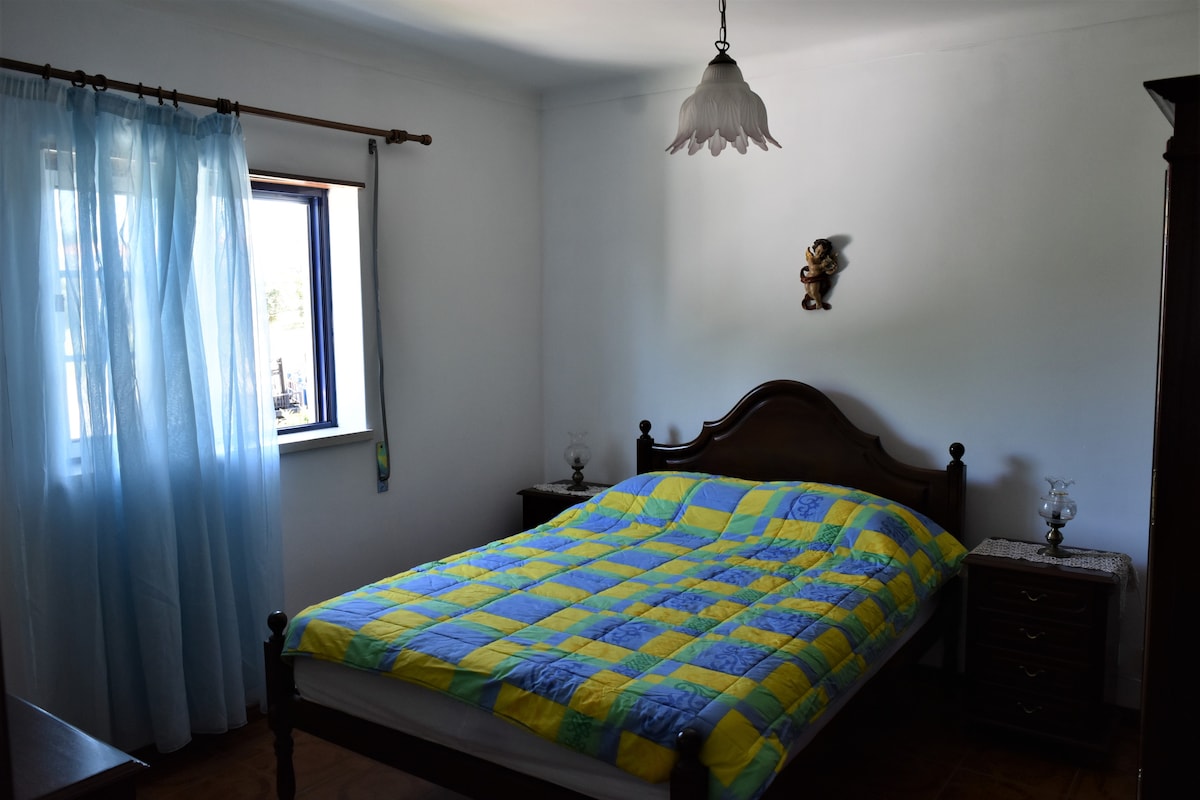 Dormitorio en la planta alta con ducha.