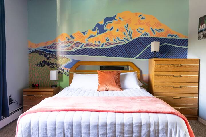 La habitación Denali cuenta con un mural pintado a mano de Denali, el pico más alto de América del Norte, a 20,310 pies de altitud. La palabra Denali proviene de la palabra Koyukon (Athabascan) que significa “el gran.” Denali era conocido anteriormente como Mount McKinley.